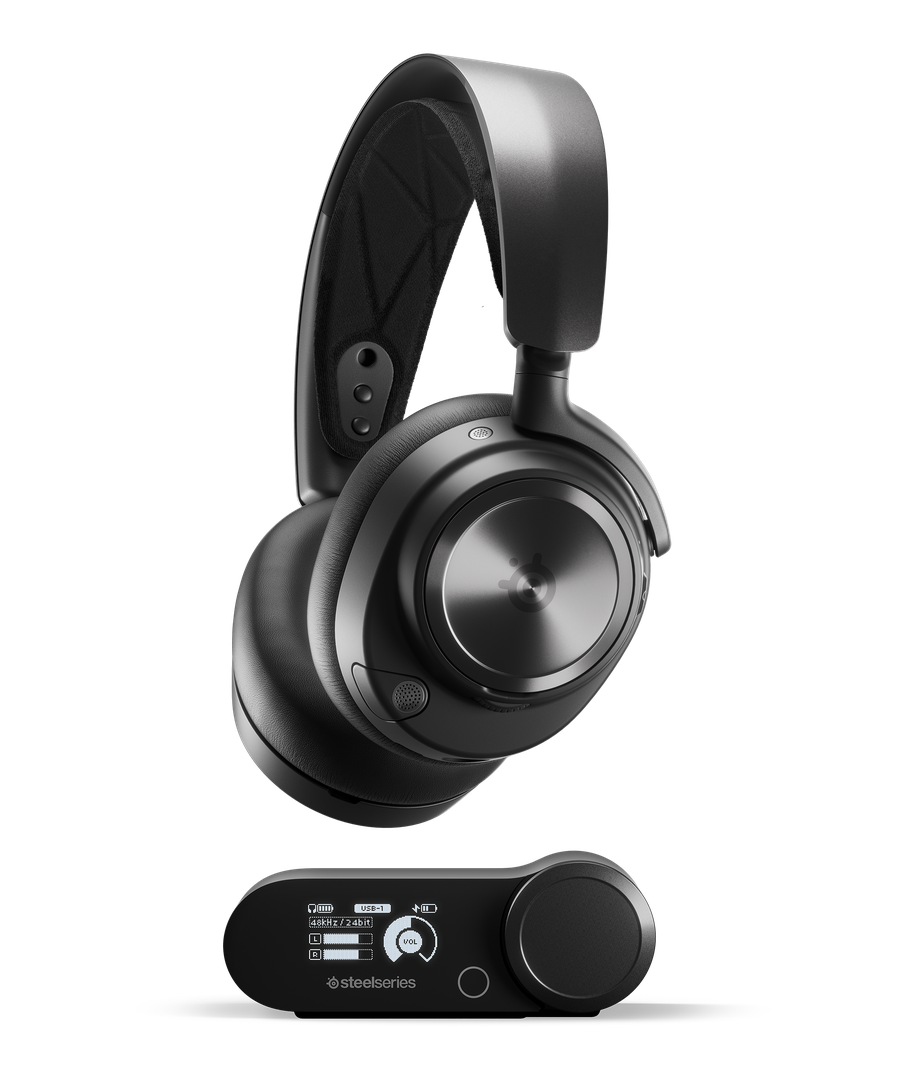 Siyah SteelSeries kulaklıklar ve bir kontrol ünitesi, her ikisi de karanlık bir arka plana karşı.