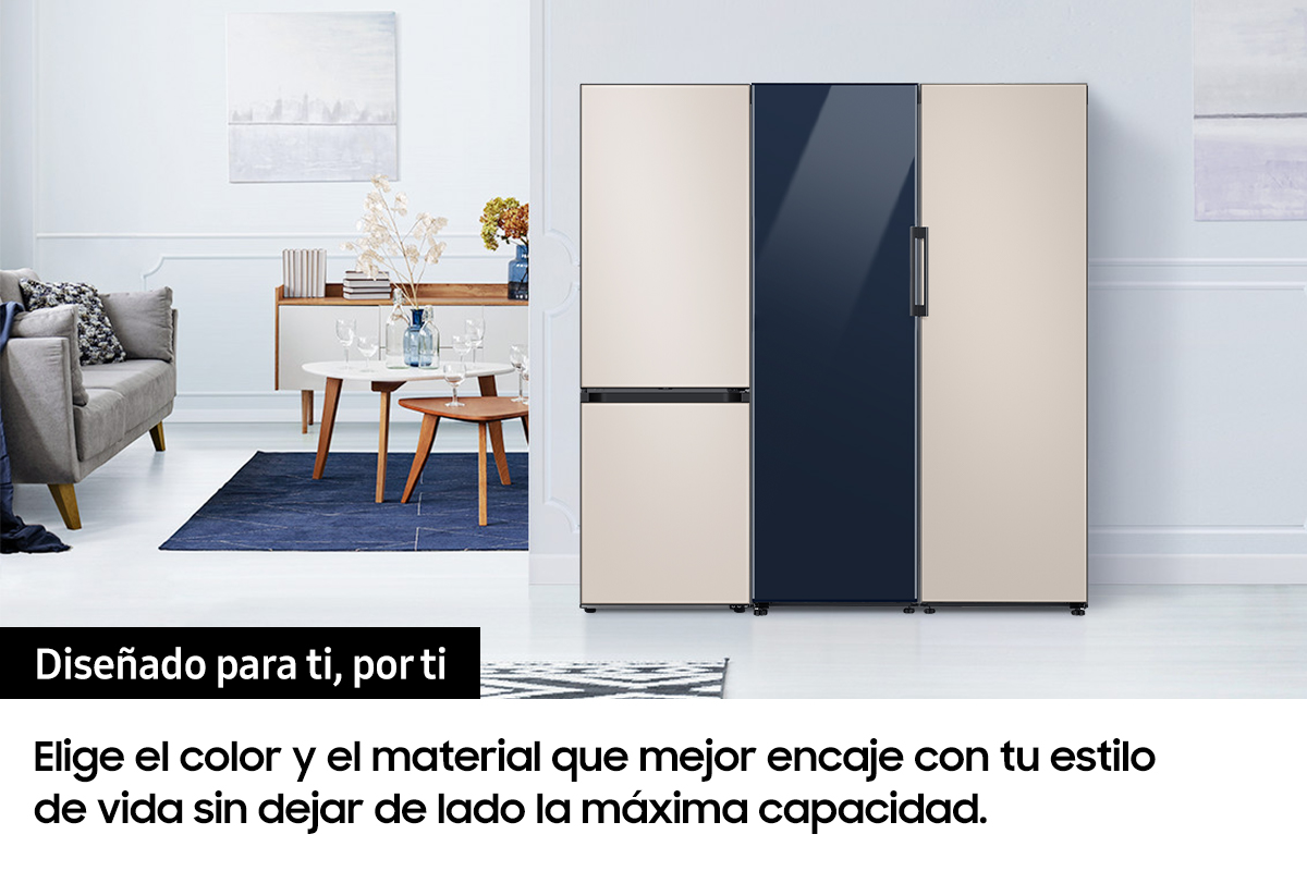 Refrigerador moderno con puertas crema y azul marino, en un entorno de habitación elegante.