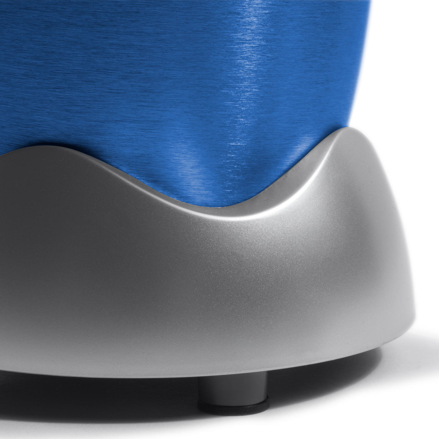 Nahaufnahme einer blauen Metalloberfläche, einer grauen, gebogenen Basis und einem weißen Hintergrund.