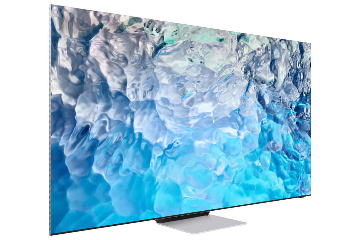 Modern bir TV, su benzeri soyut bir görüntü gösteriyor. TV beyaz bir stand üzerinde duruyor. Siyah arka plan.