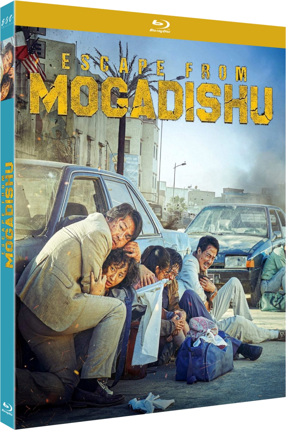Filmposter: Escape from Mogadishu. Mensen schuilen bij een auto, angst is zichtbaar. Een blauwe Blu-ray disc staat aan de zijkant.