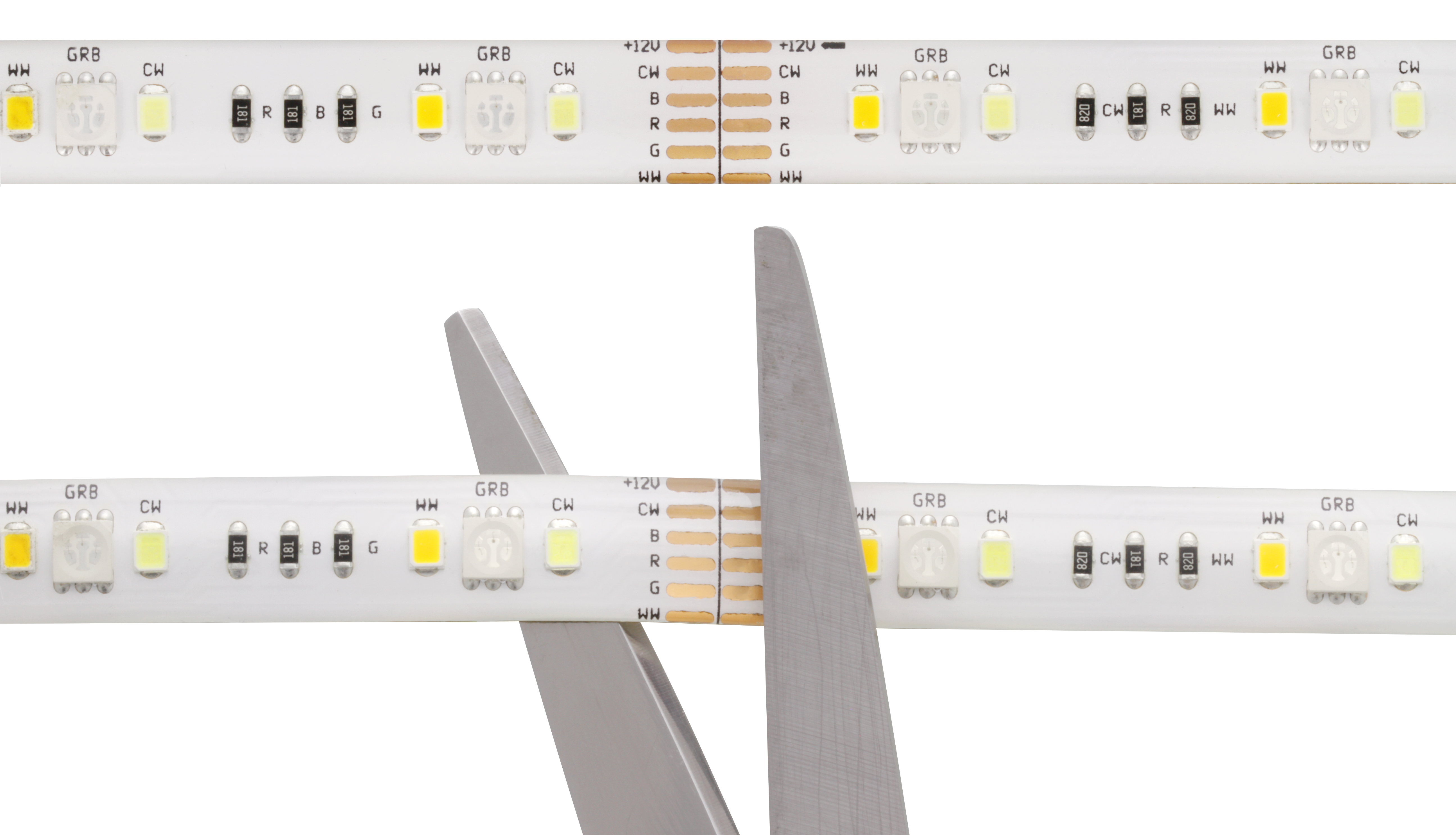 Schere schneidet weißen LED-Streifen an einer Schnittlinie. LEDs sind auf dem Streifen.