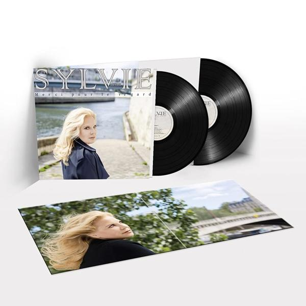Albumhoes met zangeres. Twee zwarte vinylplaten zijn zichtbaar.