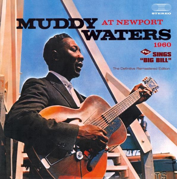 Pochette d'album : Muddy Waters at Newport Waters. Le chanteur joue de la guitare sur scène.