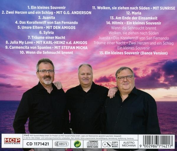 Albumcover mit drei Männern, Text und Sonnenuntergangshintergrund.
