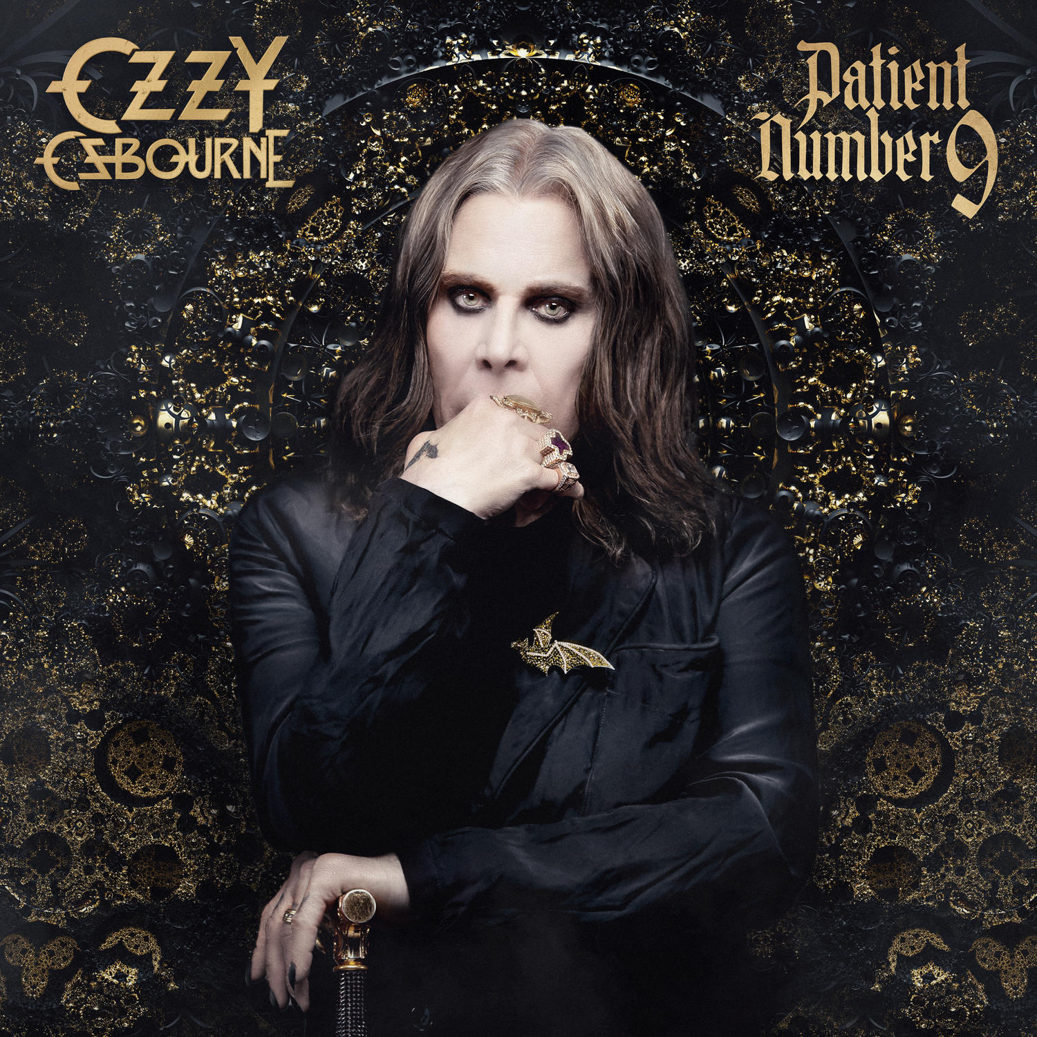 Ozzy Osbourne album borító. Ozzy feketében. Arany háttérrel, az album nevével.