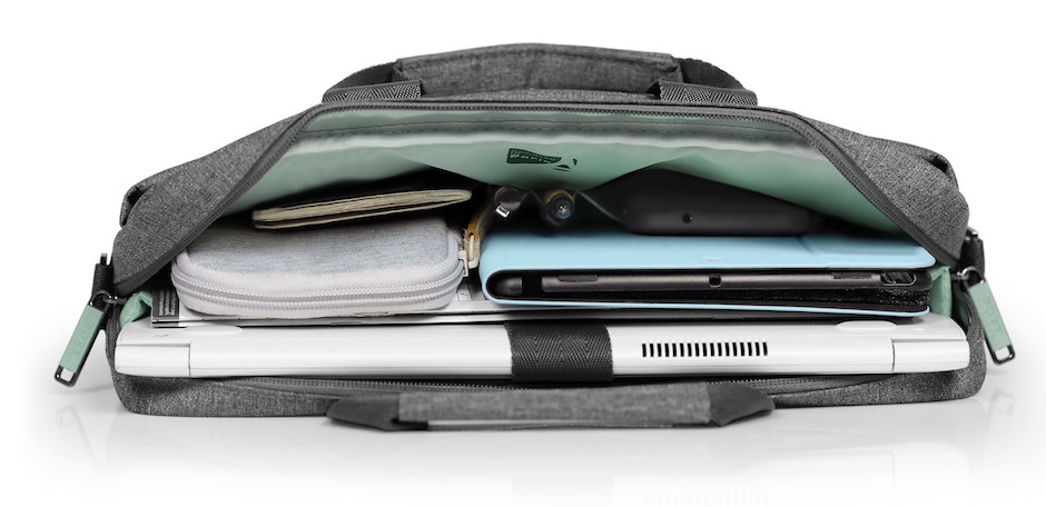 Laptop táska nyitva. Tartalmaz laptopot, tabletet és tollat. Szürke táska, fehér háttér.