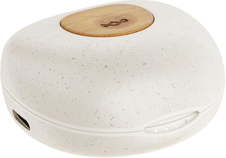 Una custodia di ricarica bianca e beige a forma di ciottolo con un coperchio in legno.