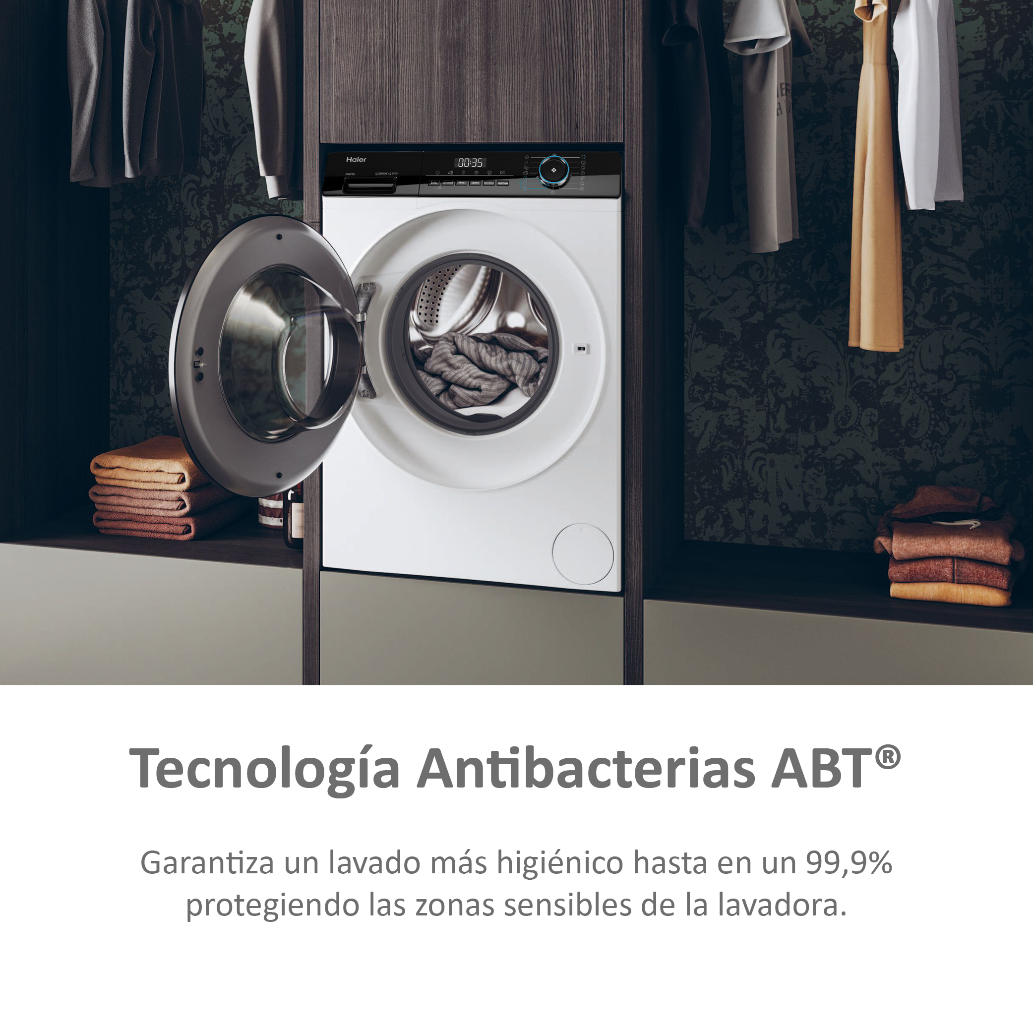 Lavadora con la puerta abierta mostrando ropa en su interior.