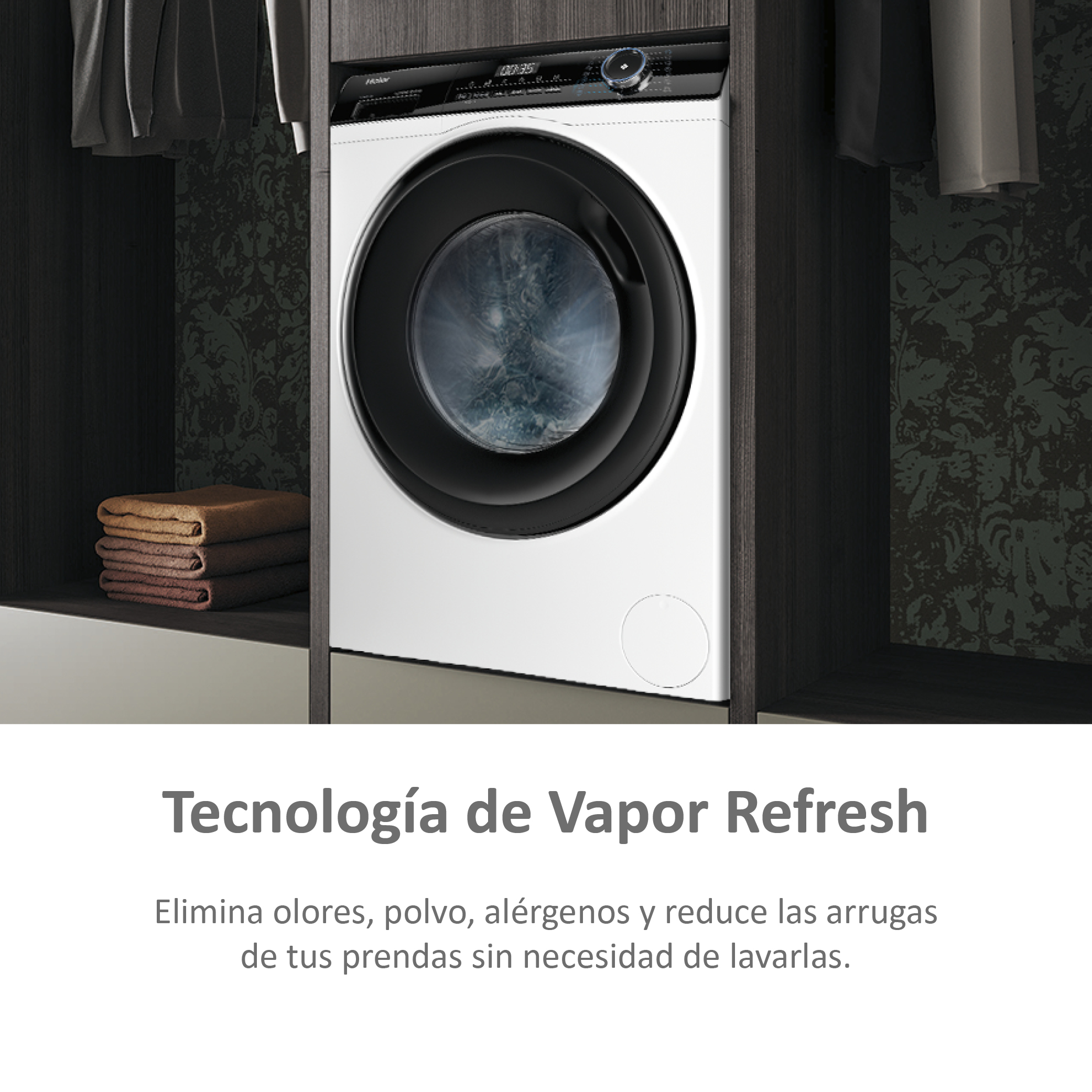 Lavadora blanca en un mueble de madera. Puerta negra, pantalla. Toallas en el mueble. Texto abajo.