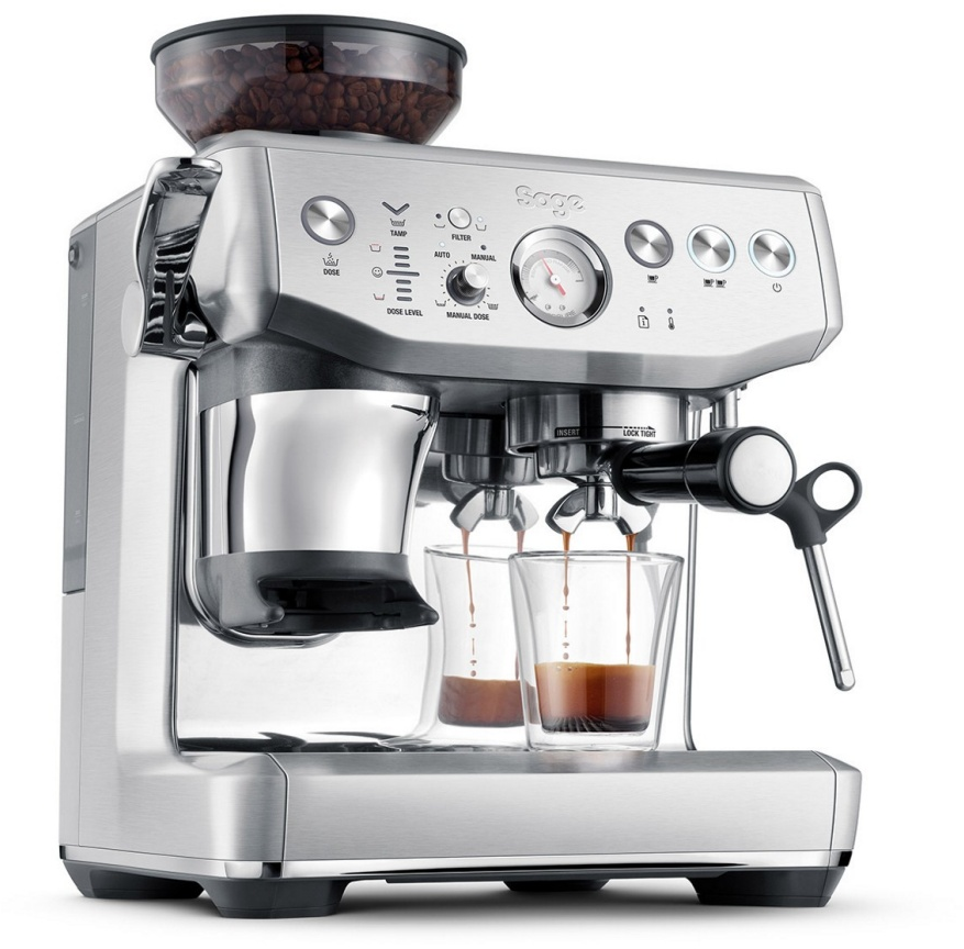 Machine à expresso argentée avec grains de café, deux verres avec café et une poignée noire.