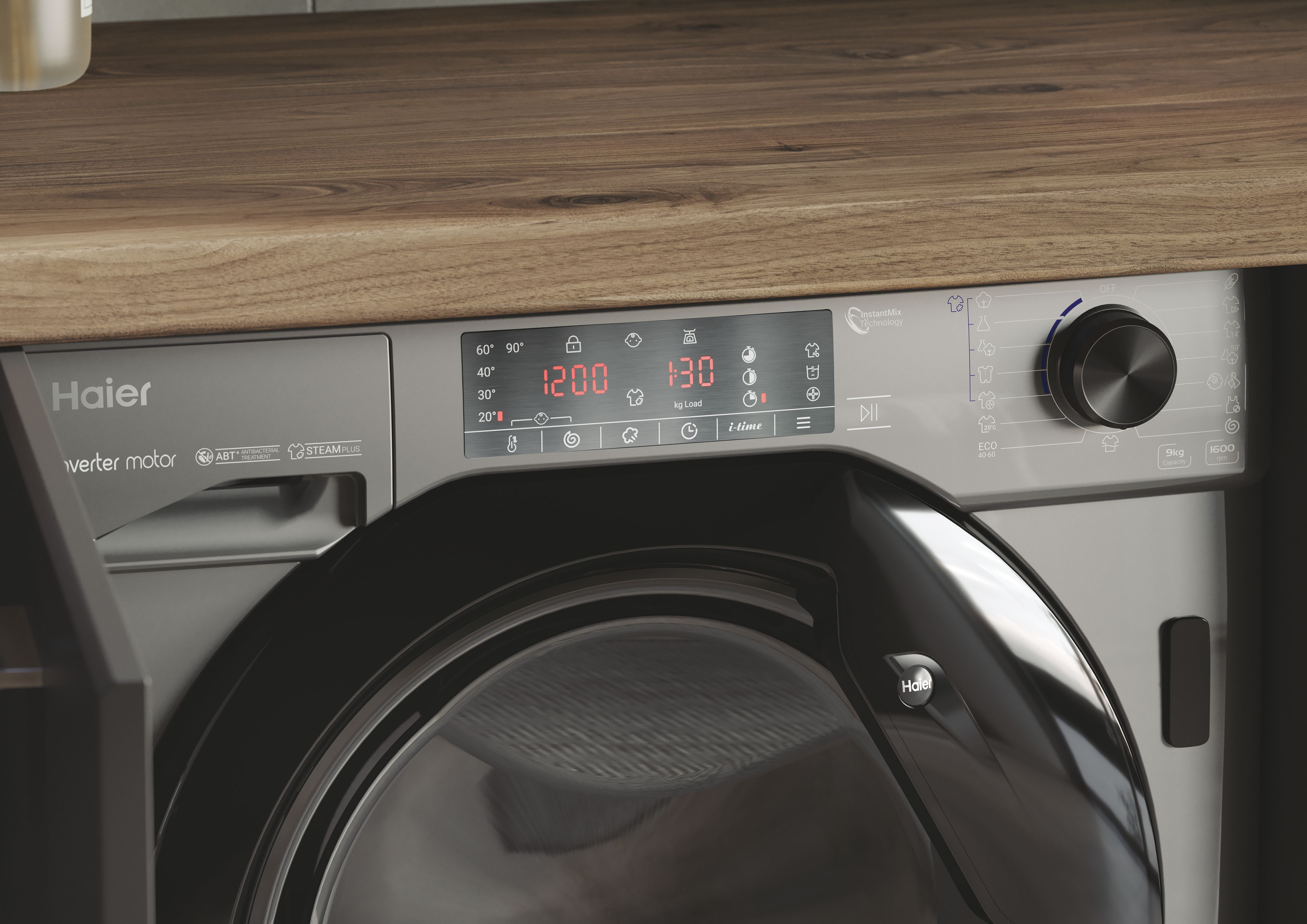 Primer plano del panel de control de una lavadora con pantalla, un dial y botones para la configuración.