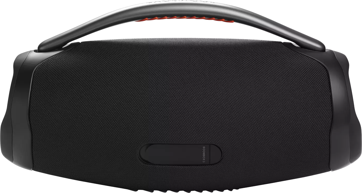 Schwarzer JBL Boombox 3 Lautsprecher. Er hat einen silbernen Griff mit orangefarbenen Nähten. Der Lautsprecher hat einen schwarzen, strukturierten Stoff.