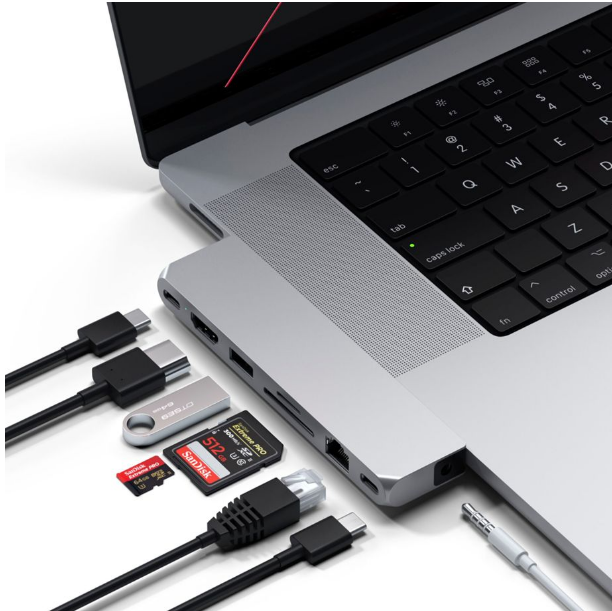Ein Laptop mit angeschlossenen USB-C-Hubs, Speicherkarten und Kabeln.