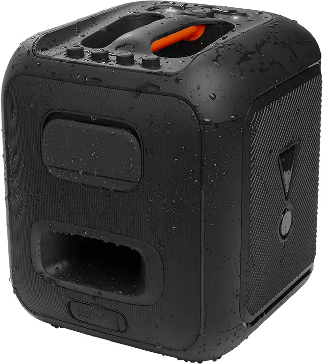 Une enceinte de soirée JBL noire avec des gouttelettes d'eau. Elle possède des boutons et une poignée orange.