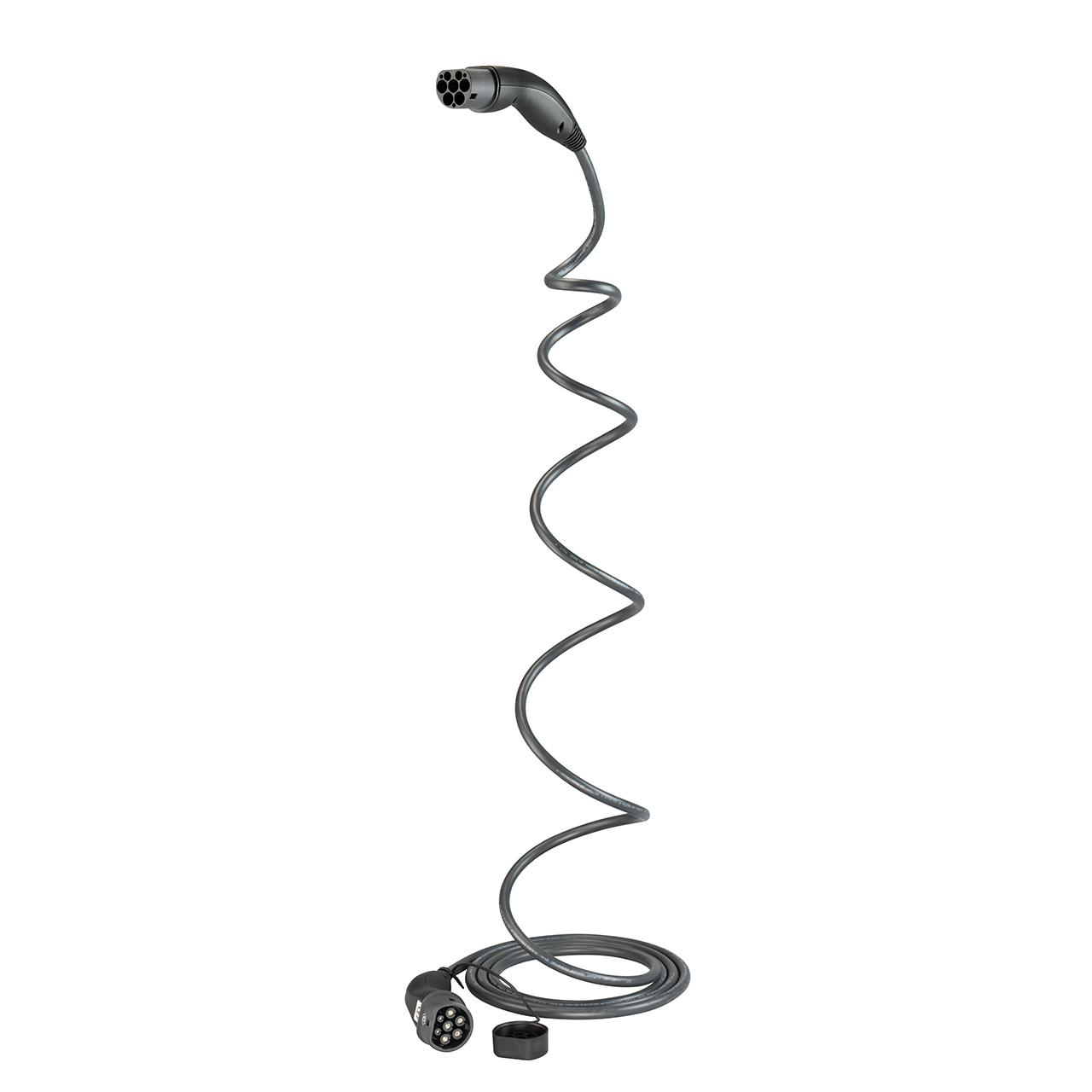 Ladekabel für Elektroautos. Schwarzes Kabel, graues Gehäuse. Weißer Hintergrund. Das Kabel ist gewellt und am Stecker befestigt.