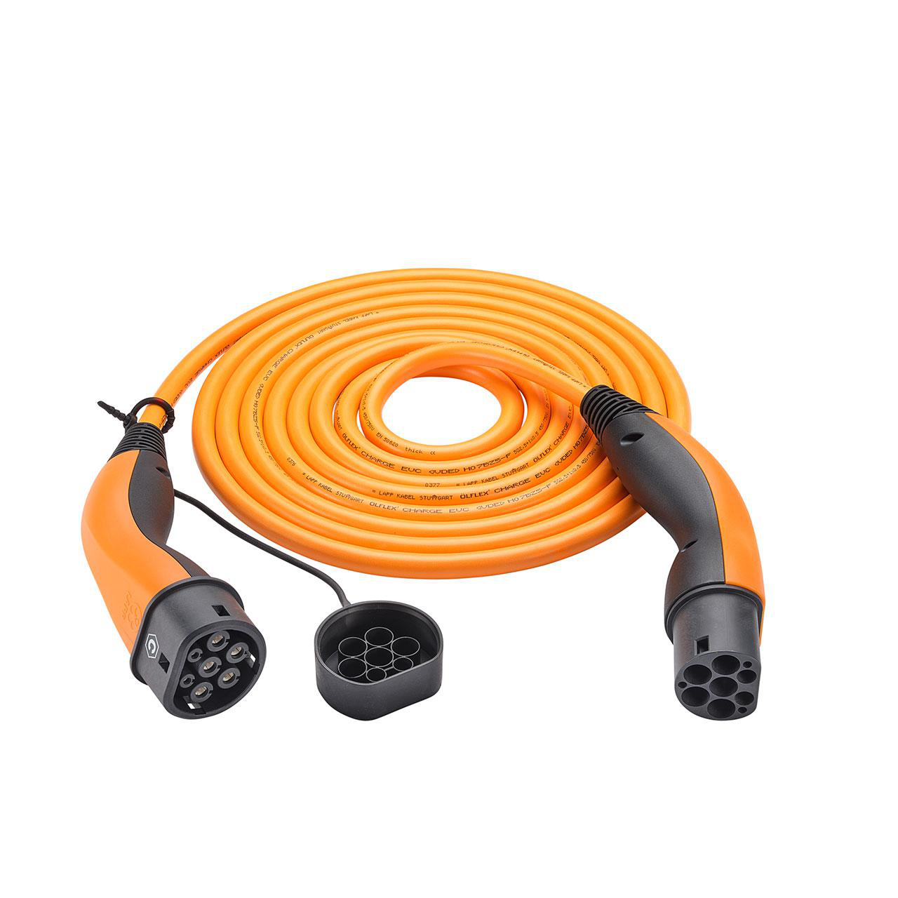 Oranges Ladekabel für Elektroautos mit Anschlüssen, aufgerollt. Schwarz-weißer Hintergrund.