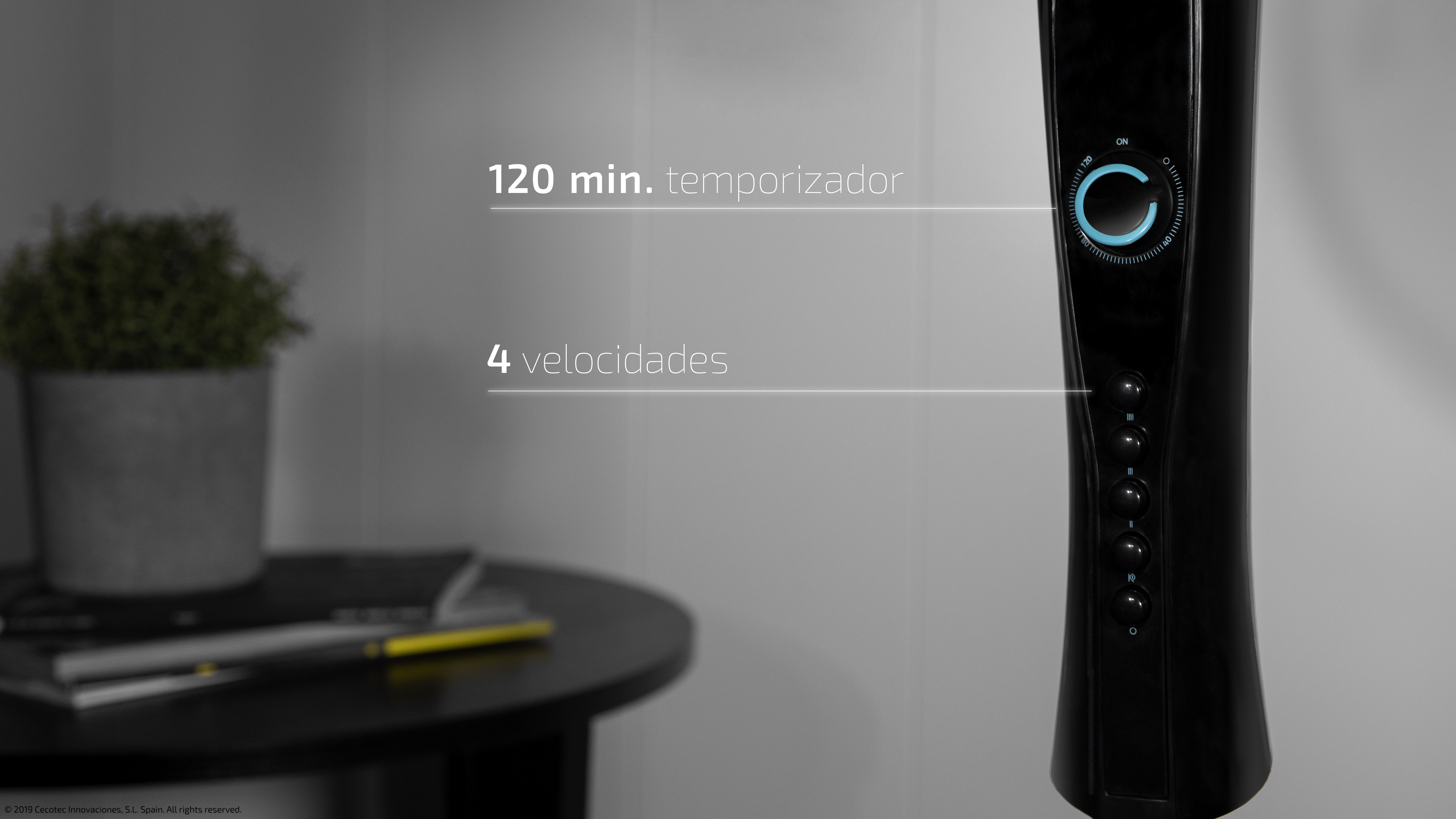 Ventilador negro con panel de control, temporizador de 120 min y 4 velocidades. Fondo borroso.