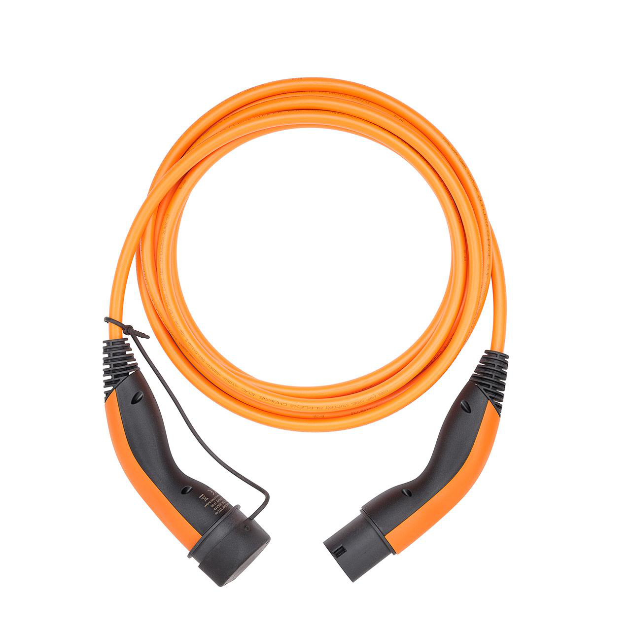 Oranges Ladekabel mit schwarzen Steckern. Das Kabel ist aufgerollt.
