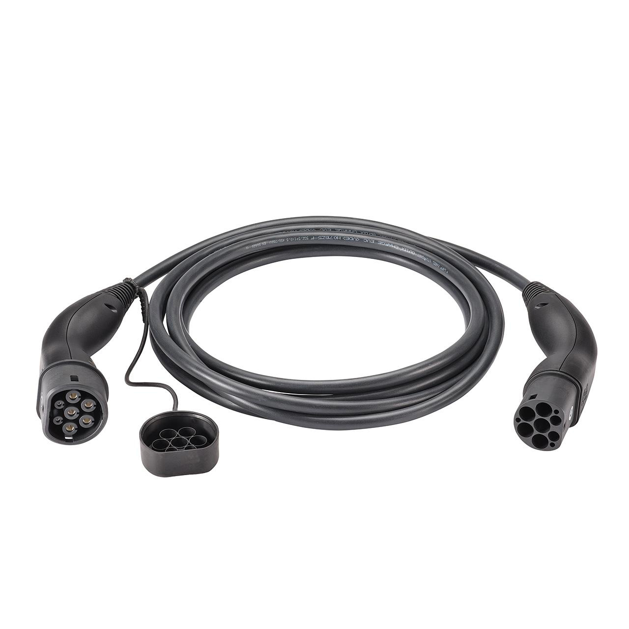 EV-Ladekabel mit zwei Steckern und einem kleinen Adapter, vor weißem Hintergrund.