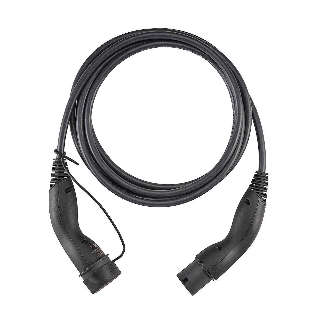 Ein schwarzes Ladekabel mit zwei Anschlüssen.