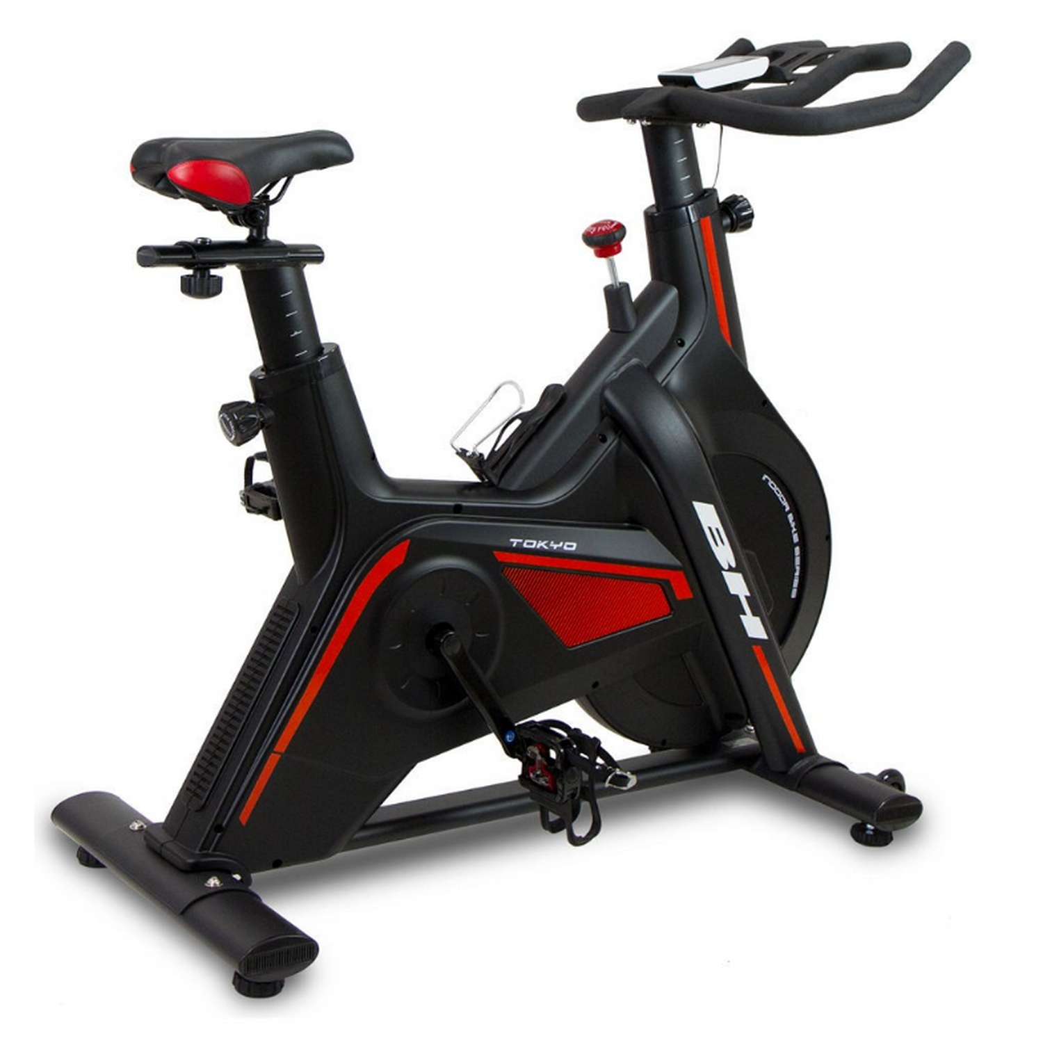 Bicicleta estática negra con detalles rojos. La bicicleta está contra un fondo blanco. Tiene un asiento rojo.