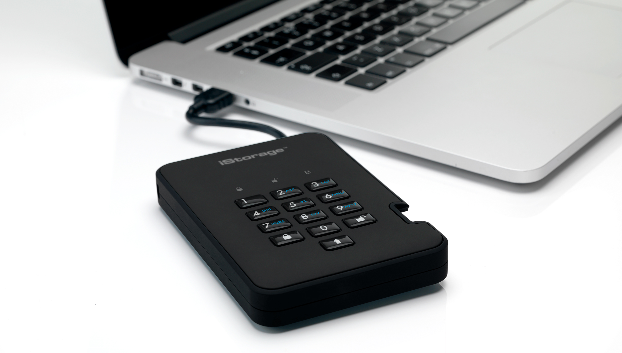 Ein schwarzes iStorage-Gerät, das mit einem Laptop verbunden ist, auf weißem Hintergrund.