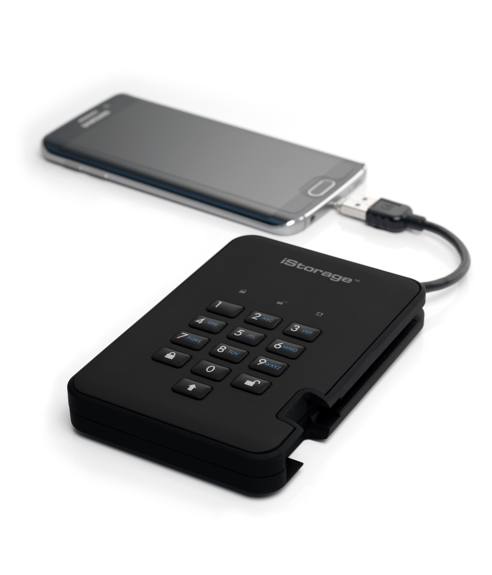 Ein schwarzes iStorage-Gerät, das über USB mit einem Smartphone verbunden ist, auf weißem Untergrund.