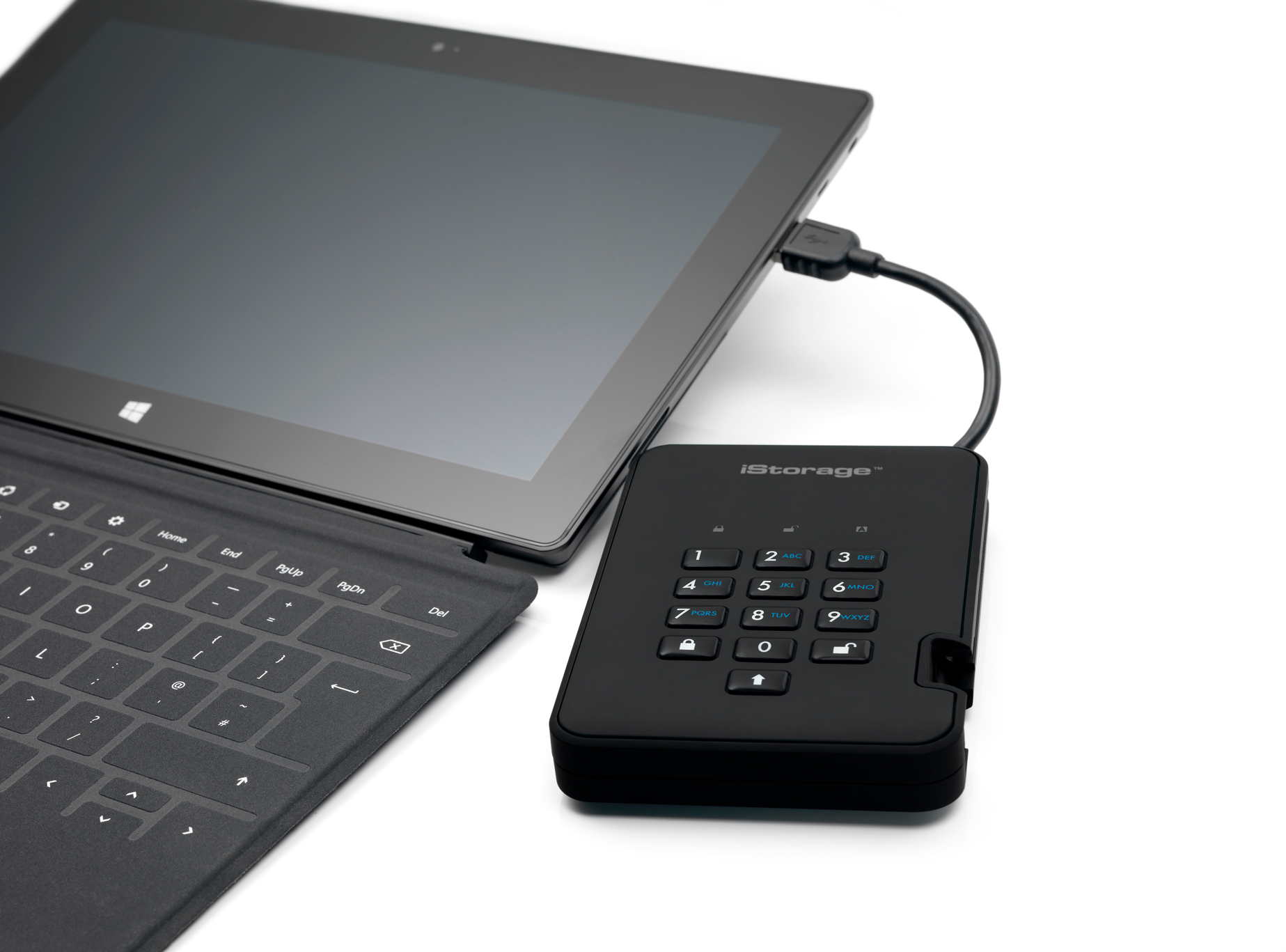 Tablet, das mit einer schwarzen externen Festplatte mit einem Tastenfeld verbunden ist.