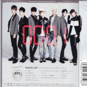 BTS együttes album borítója. Hét férfi öltönyben áll. A szöveg a Wake Up.