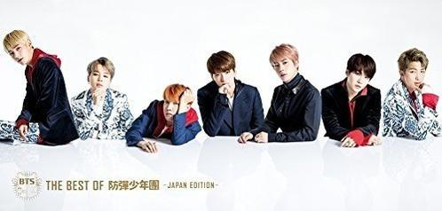 Hét férfi csoportképe. Ők a BTS, egy koreai banda. Fehér háttér, 'THE BEST OF 防弾少年団 - JAPAN EDITION' felirattal.