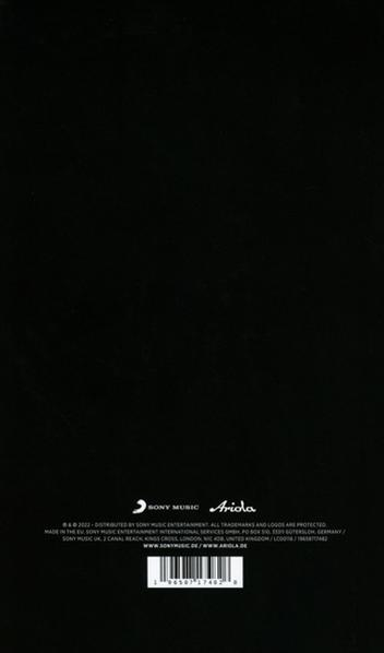 Schwarzer Hintergrund mit weißem Text und Logo.