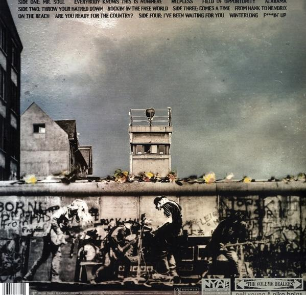 Albumcover mit Text und Bildern, das eine Berliner Mauer-Szene mit Graffiti und Figuren zeigt.