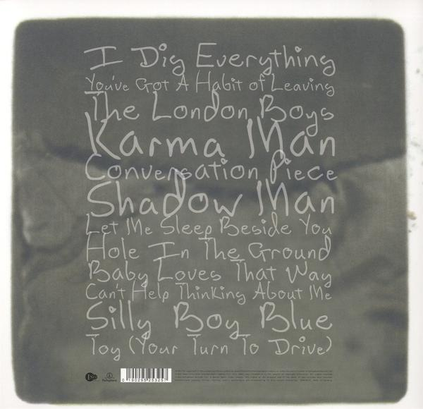 Albumcover mit Songtiteln in Weiß auf grauem Hintergrund.