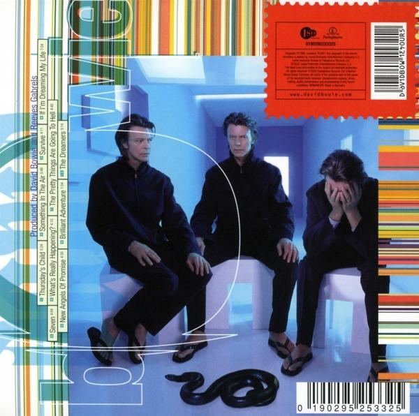 Albumcover mit drei Männern in schwarzen Anzügen. Heller Hintergrund.