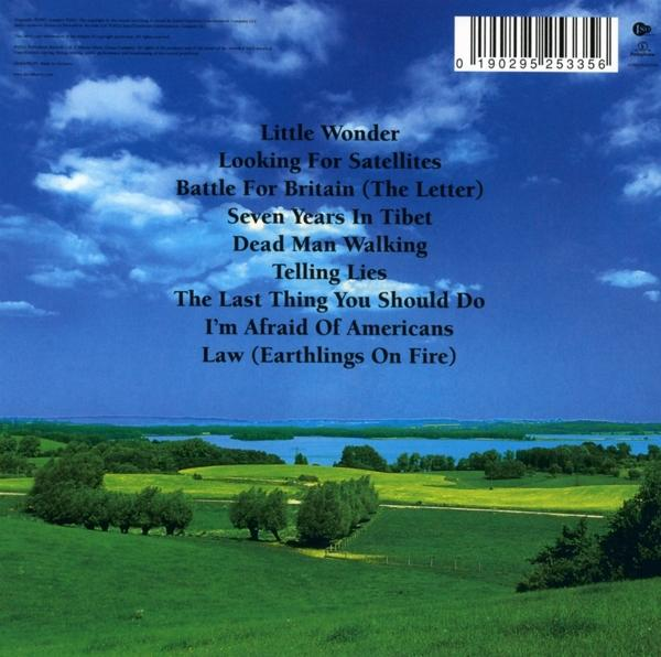 Albumcover mit blauem Himmel und Wolken. Grüne Felder und Bäume im Hintergrund. Trackliste links.