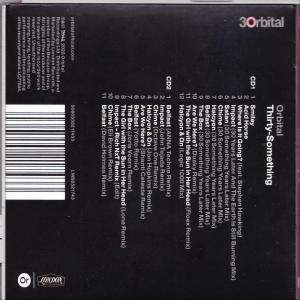 CD-Hülle mit Text und Titeln. Schwarzer Hintergrund, weißer Text.