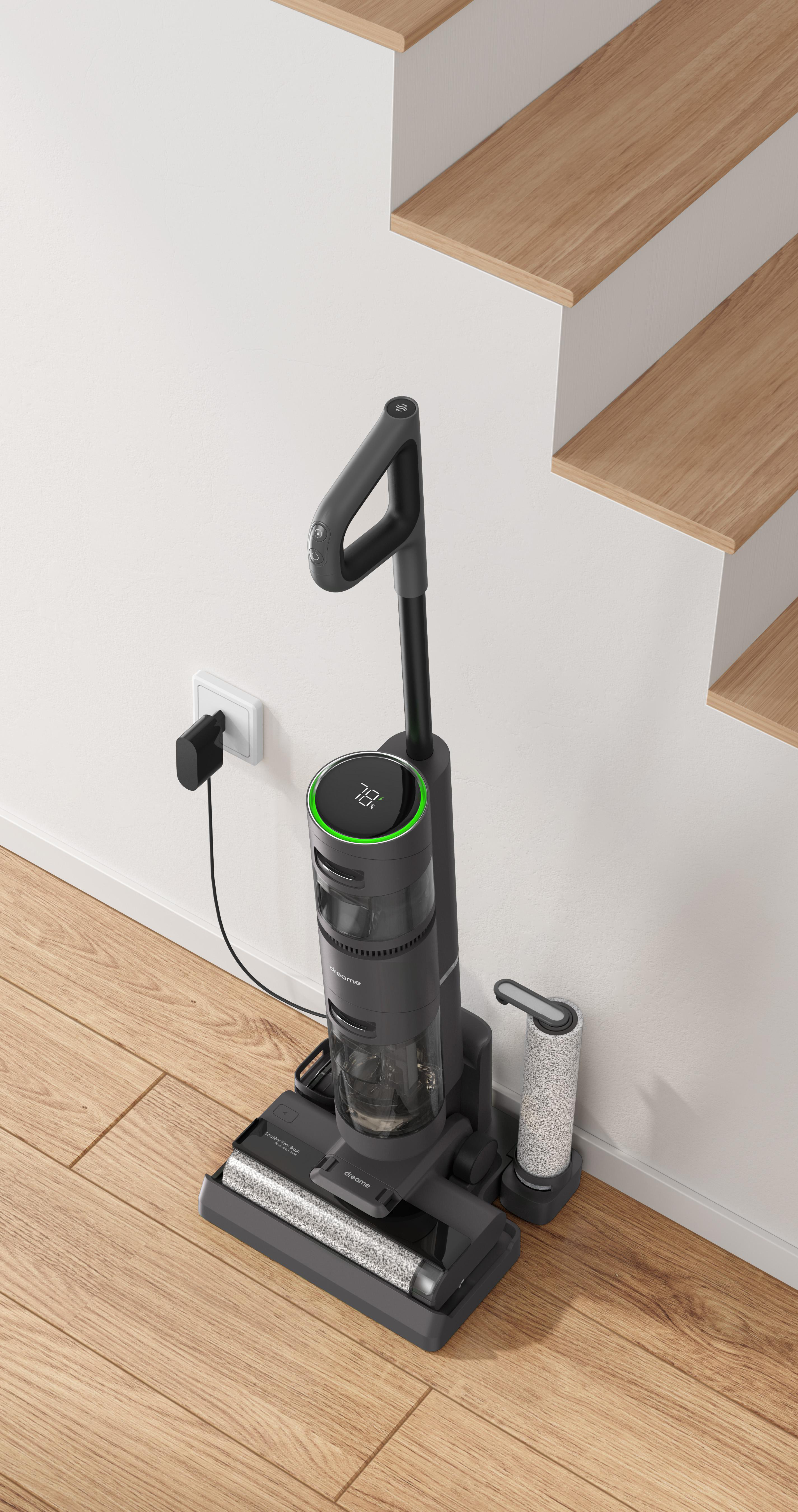 Ein Staubsauger wird neben einer Wand und Treppe aufgeladen.