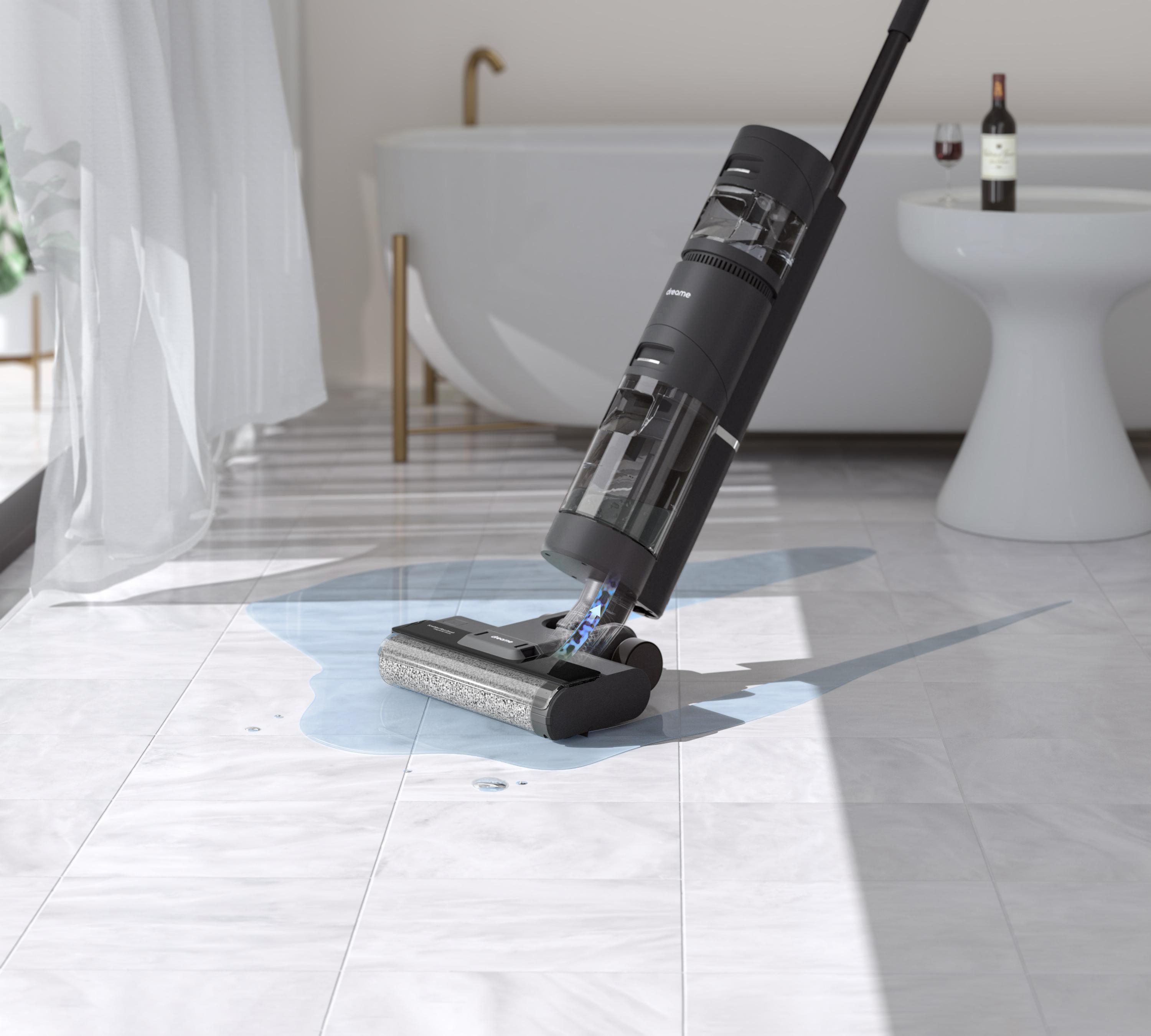 Schwarzer Staubsauger, der einen nassen Boden reinigt. Badezimmer im Hintergrund.
