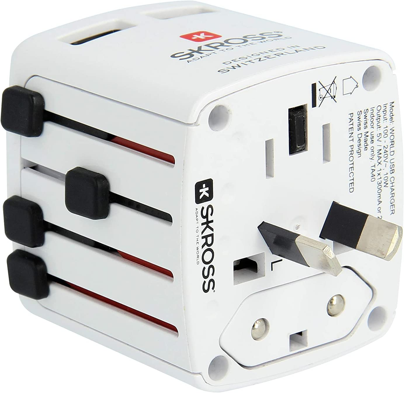 Un adattatore da viaggio bianco con più configurazioni di spina e una porta USB.