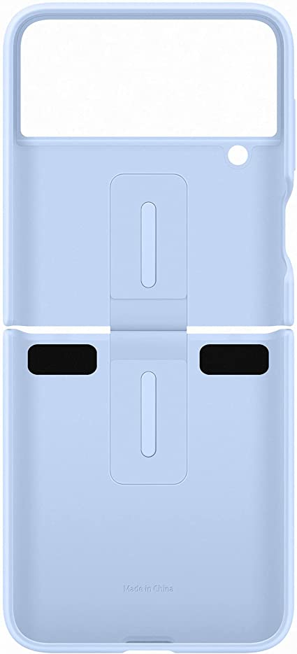 Funda de teléfono azul claro, abierta. Muestra un soporte y espacio para el teléfono. Fondo blanco.