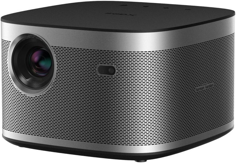 Egy ezüst és fekete projektor. A lencse látható az oldalon, Harman Kardon logóval.