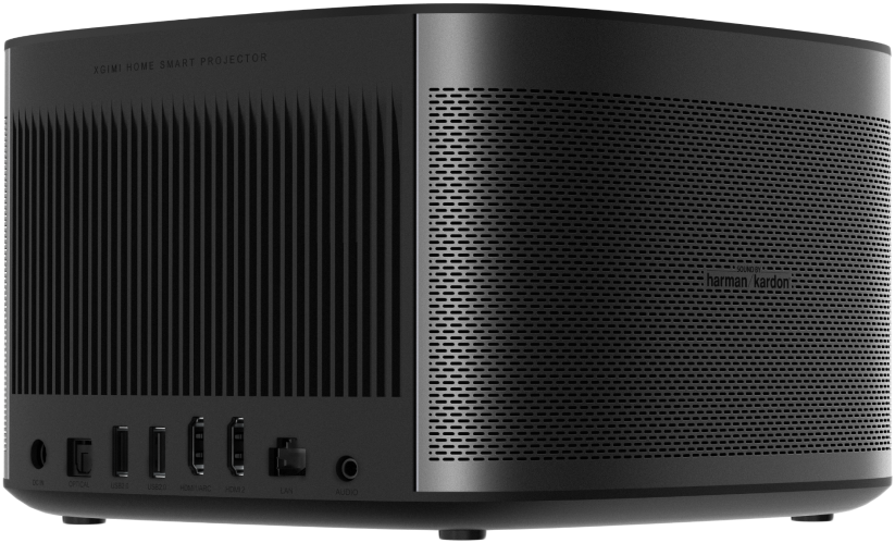 Egy fekete okos otthoni projektor Harman Kardon hangszórókkal. Több csatlakozóportja van.