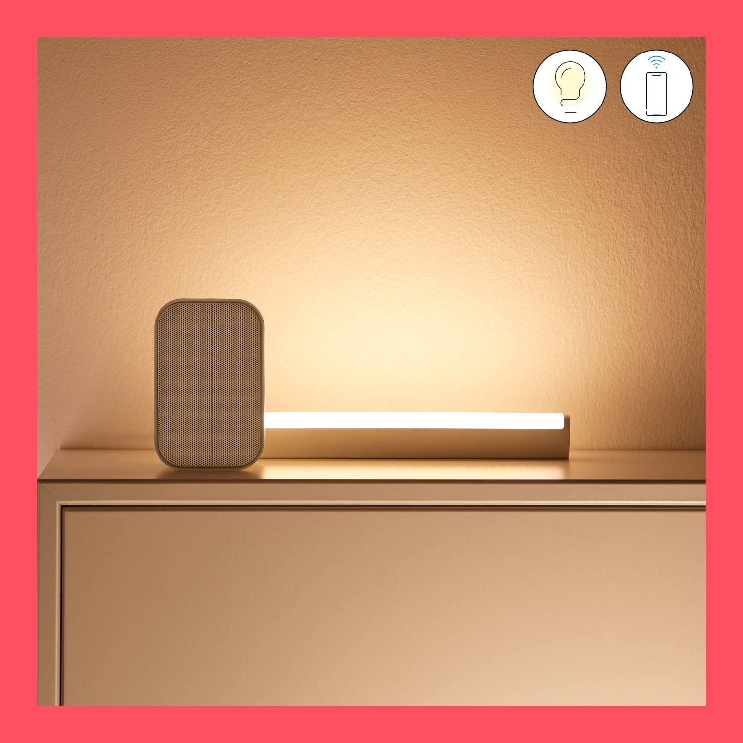 Een luidspreker en een lichtbalk op een kast. Het licht staat aan.