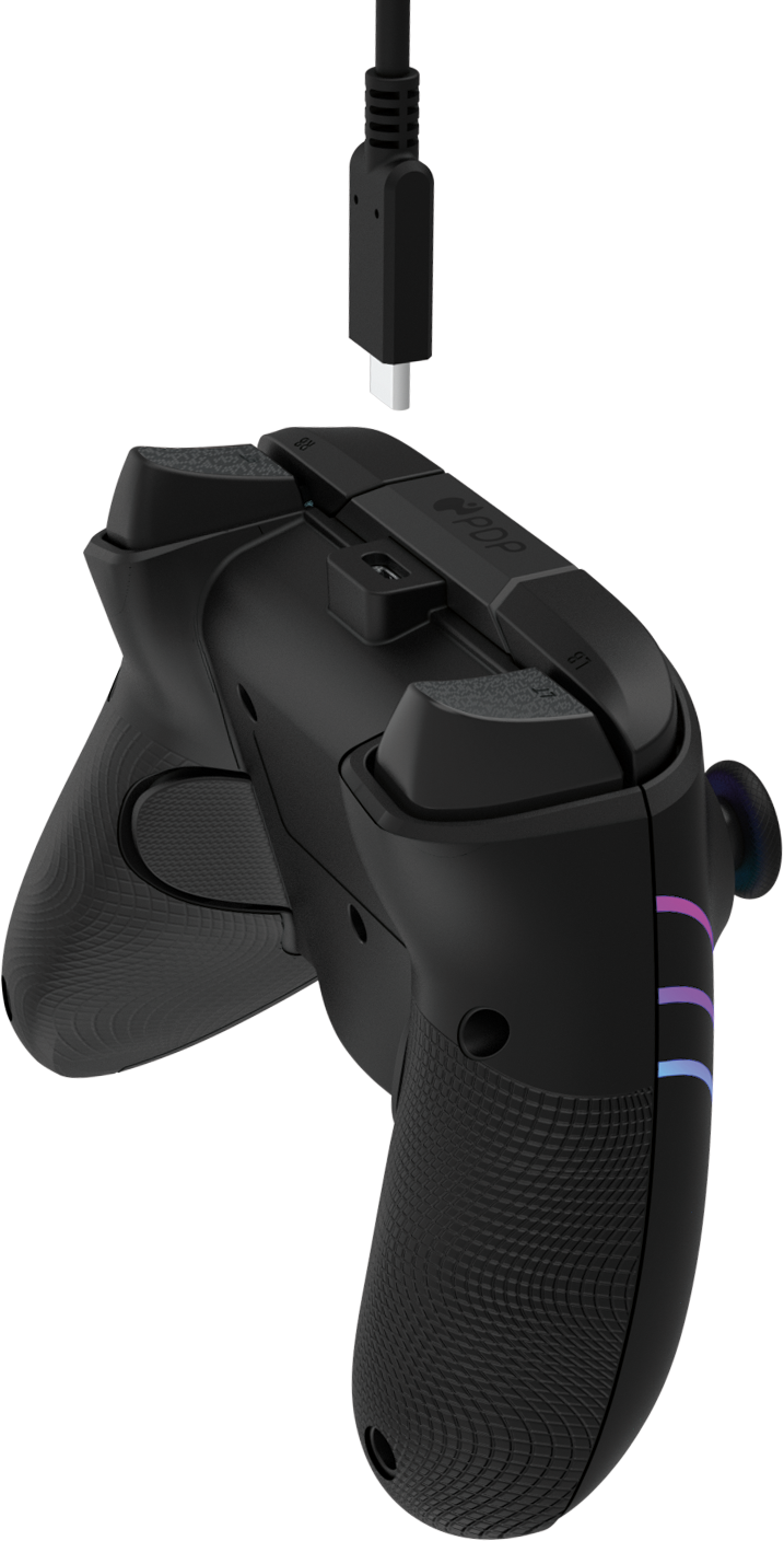Ein schwarzer Gamecontroller mit einem USB-C-Kabel.