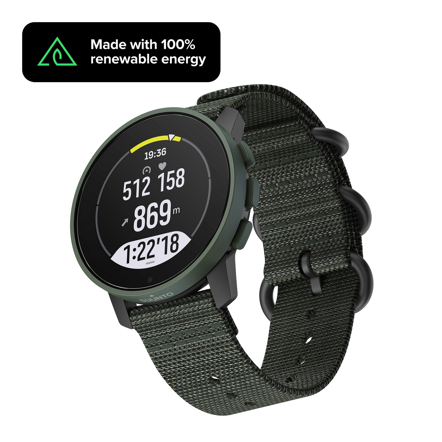Un reloj Suunto verde con una correa negra. La pantalla muestra la hora y otros datos. El logotipo de energía renovable es visible.