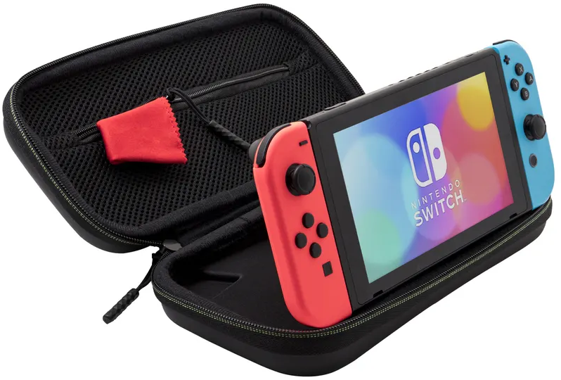 Eine schwarze und rote Nintendo Switch-Konsole ist in einer schwarzen Tragetasche geöffnet.