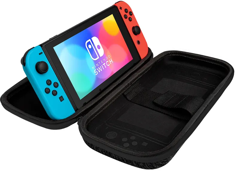 Nintendo Switch in einem Etui. Joy-Cons sind rot und blau. Das Etui ist offen.
