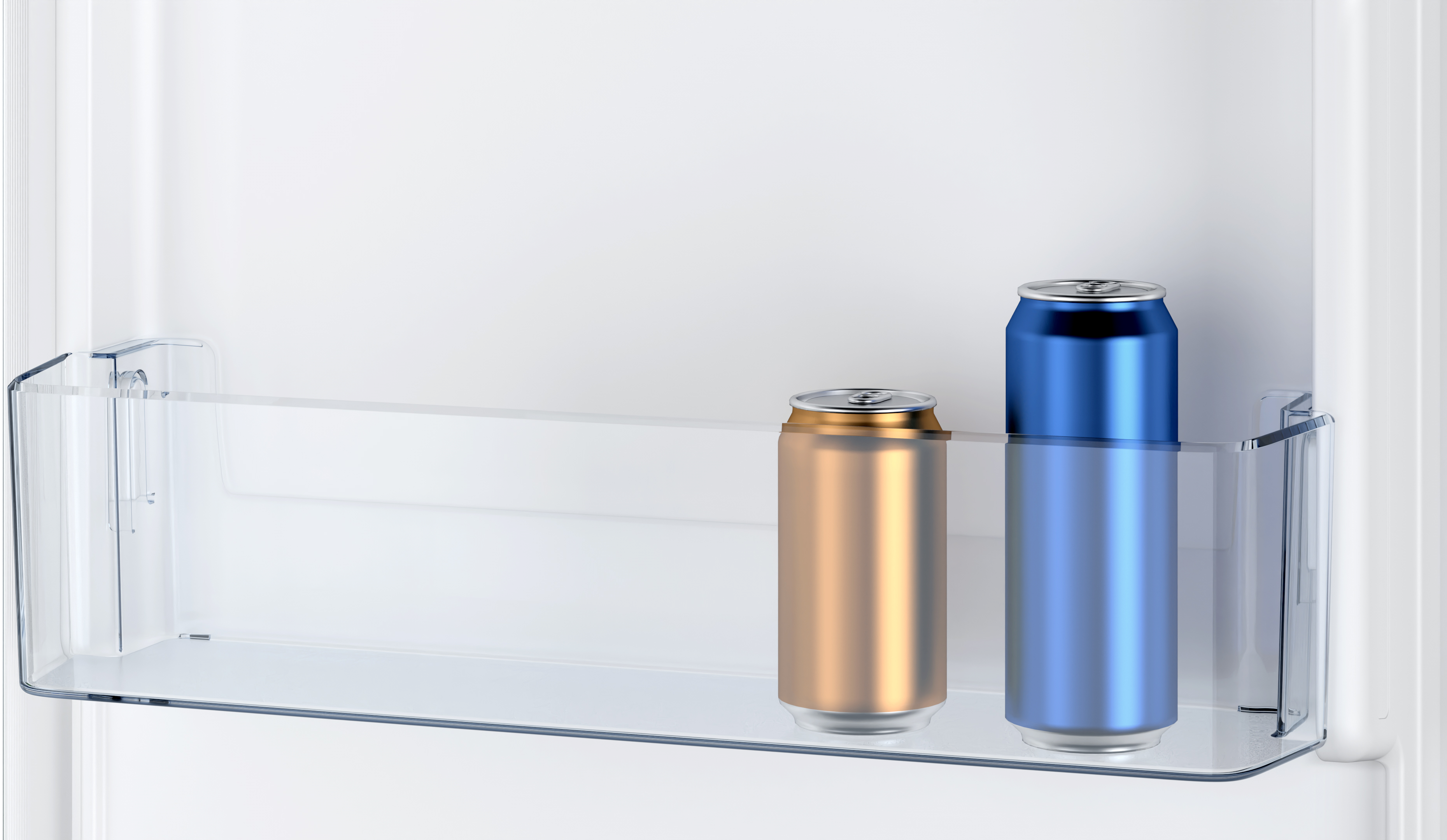 Dos latas en un estante de la nevera. Una es azul, la otra dorada.