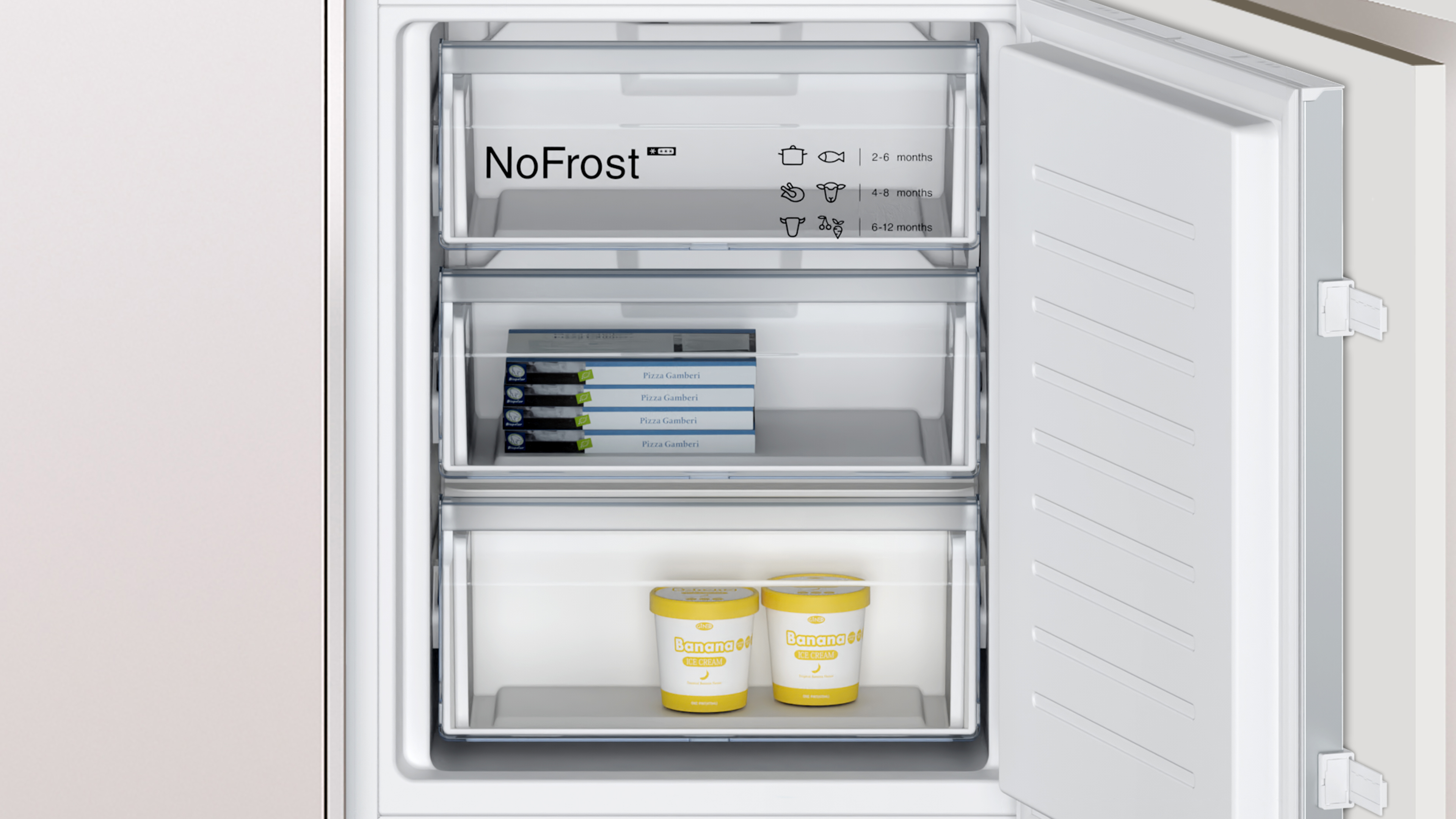 Un refrigerador con la puerta abierta. En el interior, hay cajones y estantes con comida.